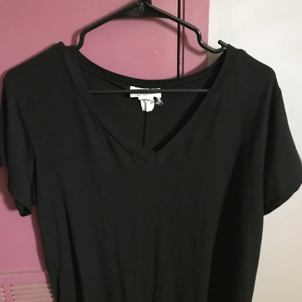 Its Zig Zag Stripe shirt its black color